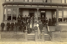 A historical photo taken in 1890 of about 30 residents of a boarding house in Tacoma, Washington.